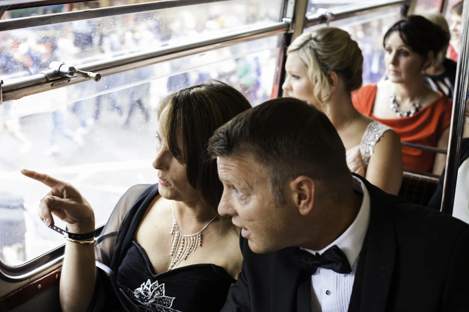  Spotting famous London landmarks during a London guided tour on a Route Master bus. 